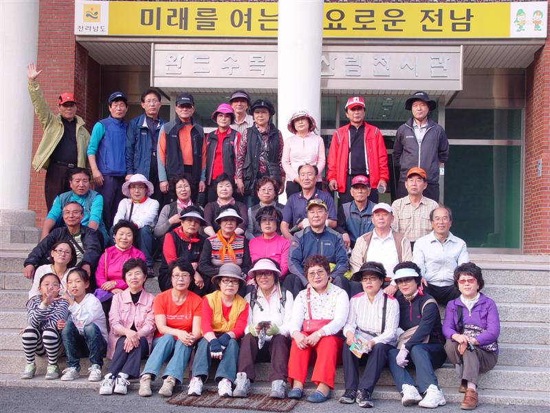 완도수목원에서 참가자들과 함께 (Medium).JPG