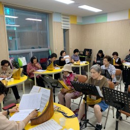 2023 어르신문화활동지원   &#034;은빛 바람소리 하모니&#034; 수업 사진 이미지
