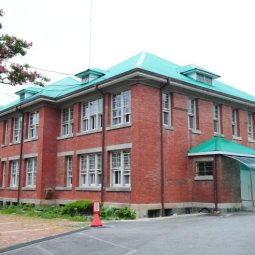 박공지붕과 투스칸 오더의 원형 기둥 광주 구 수피아여학교 윈스브로우홀 이미지